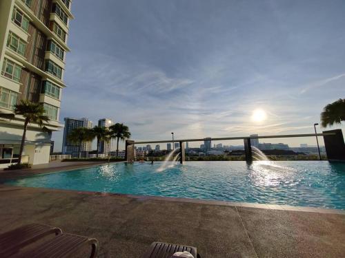 - une piscine avec des fontaines en face d'un bâtiment dans l'établissement Shaftsbury 1 BR w Netflix Wi-Fi, à Cyberjaya