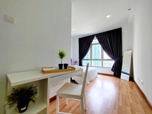 Cette chambre comprend un bureau et une table avec une chaise. dans l'établissement Shaftsbury 1 BR w Netflix Wi-Fi, à Cyberjaya