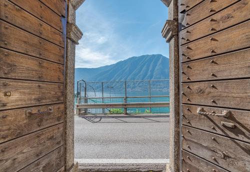 une porte ouverte avec vue sur l'eau dans l'établissement Casa Dell' Artista, à Sala Comacina