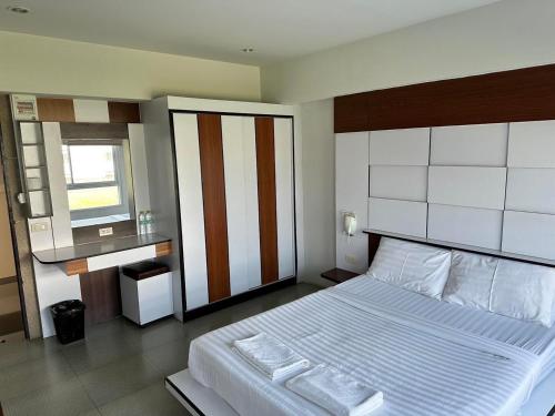 Ban Choho的住宿－I Garden Place，一间卧室设有一张大床和一个窗户。