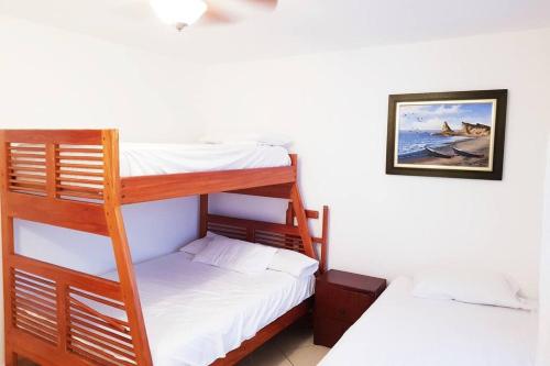 2 lits superposés dans un dortoir avec une photo sur le mur dans l'établissement CASABLANCA-SAME DEPARTAMENTO FRENTE AL MAR, à Same