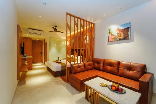 Anantam Resort & Spa في كاساولى: غرفة معيشة مع أريكة وسرير