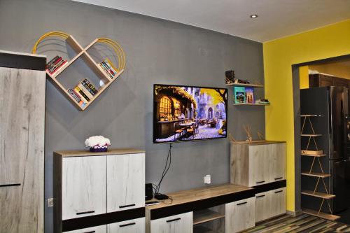 salon z telewizorem na ścianie w obiekcie Heart of Sofia Residence w mieście Sofia