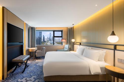 Una cama o camas en una habitación de The Westin Shenyang