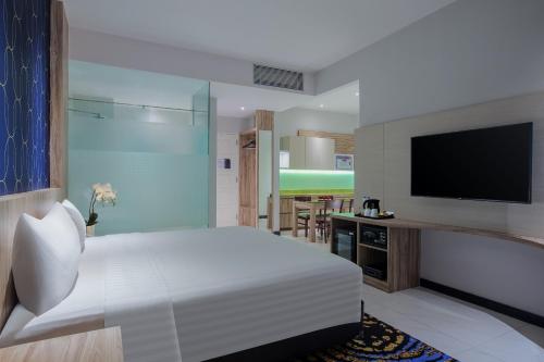 Postel nebo postele na pokoji v ubytování Aston Inn Tasikmalaya