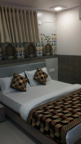 1 cama con 2 almohadas en una habitación en Hotel KF Residency, en Bombay