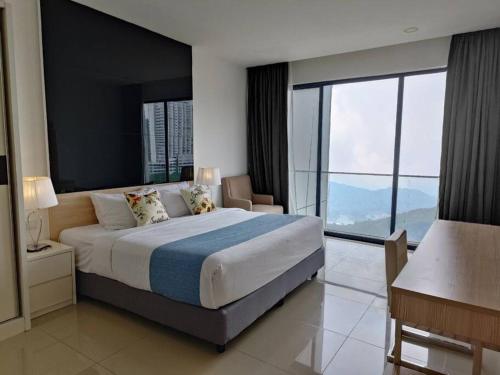 1 dormitorio con 1 cama grande y ventana grande en GentingPeak8pax3BR110@IonDelemen, en Genting Highlands