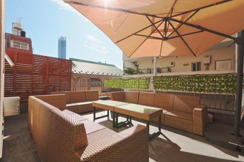 a patio with a table and chairs and an umbrella at V.Close to Shinjuku Kabukicho/Korean Town/FrWIFI D in Tokyo