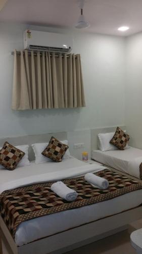 Un pat sau paturi într-o cameră la Hotel KF Residency