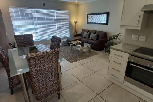 Η κουζίνα ή μικρή κουζίνα στο Complete self-catering apartment close to the beach