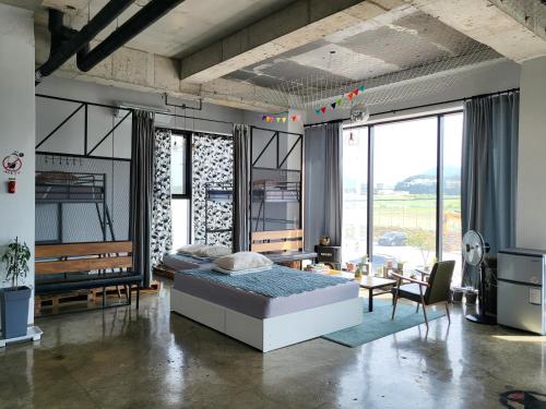 Ένα ή περισσότερα κρεβάτια σε δωμάτιο στο Yeosu Loft House
