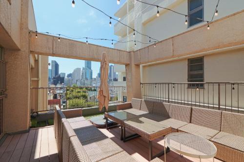 a balcony with a table and chairs on a building at V.Close to Shinjuku Kabukicho/Korean Town/FrWIFI C in Tokyo