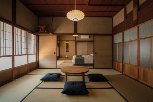 um quarto com uma mesa e uma cama em NIPPONIA平福宿場町 em Sayo