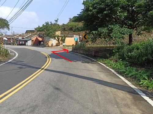an empty road with a red arrow in the middle at Emoonten Homestay in Sanzhi