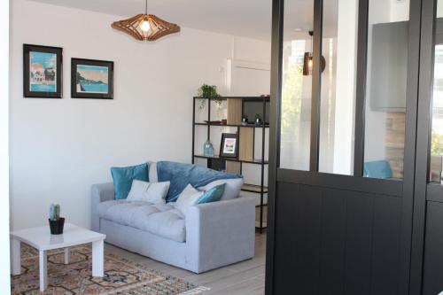 uma sala de estar com um sofá e uma mesa em Studio centre-ville, proche des thermes em Thonon-les-Bains