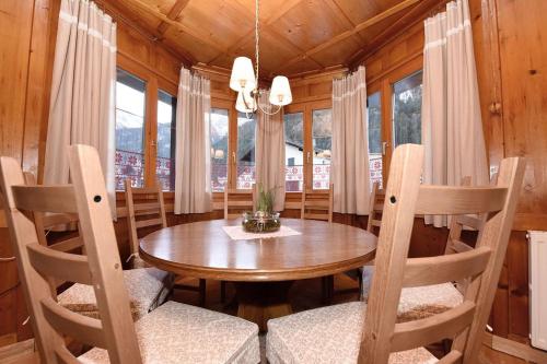 comedor con mesa de madera y sillas en Haus Berta, Partenen - Ferienwohnungen en Partenen