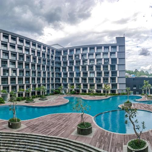 duży budynek apartamentowy z dużym basenem w obiekcie Skylounge Balikpapan by Wika Realty w mieście Sepinggang-besar