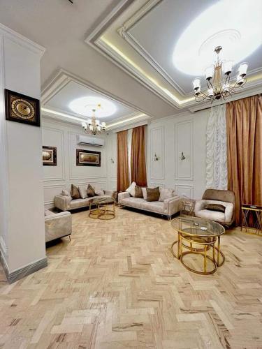 una gran sala de estar con sofás y una mesa. en El Farida Hotel en El Cairo