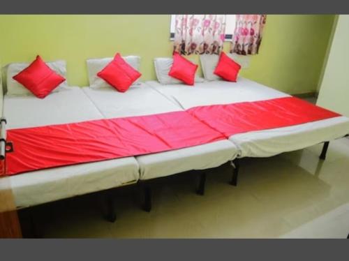 Postel nebo postele na pokoji v ubytování hotel gaurav palace