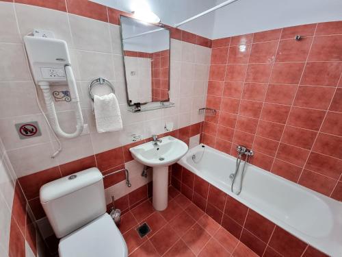 uma casa de banho com um WC, um lavatório e uma banheira em Forestata Village em Lixúri