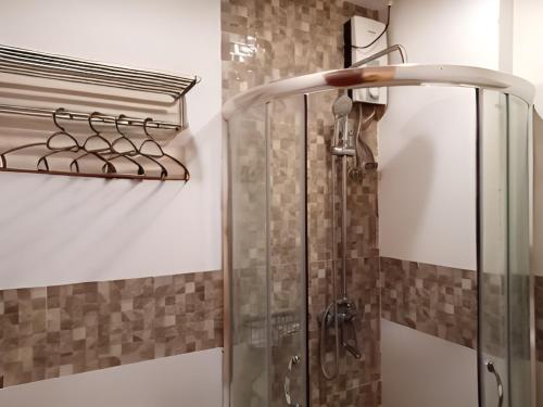 eine Dusche im Bad mit einer Duschkabine aus Glas in der Unterkunft Dy Heritage Suites in Vigan City