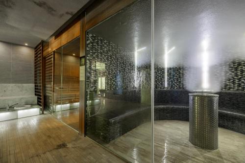 a bathroom with a shower and a bath tub at Marine Hotel by Zdrojowa in Kołobrzeg