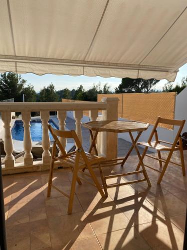 ラメトリャ・デ・マールにあるVilla Palmeraの水辺の景色を望むパティオ(テーブル、椅子付)