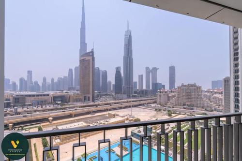 uma varanda com vista para o horizonte da cidade em Vogue Downtown Views ll - Burj Khalifa View near Dubai Mall em Dubai