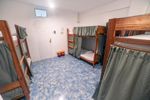 Habitación con 2 literas y alfombra azul. en Chill Out Hostel, en Boracay