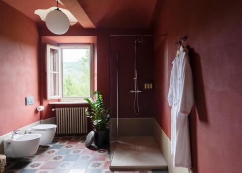a bathroom with a shower and a toilet and a sink at Vigne di Fagnano 1709 Eco Relais in Santo Stefano Belbo