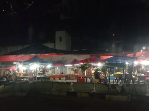 Ein Restaurant oder anderes Speiselokal in der Unterkunft Homestay Abah Wakaf Che Yeh 