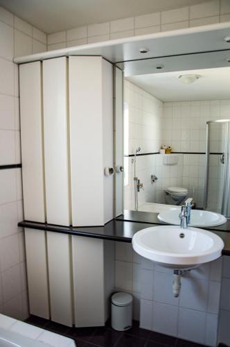 uma casa de banho com 2 lavatórios e um espelho em Private doublebed Room with balcony in shared house em Dornbirn