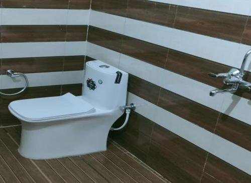 - Baño con aseo en una habitación en Sharda Palace by StayApart, en Barkot