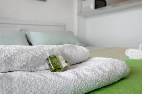 una botella de jabón encima de una toalla en Loft Guanapay, en Arona