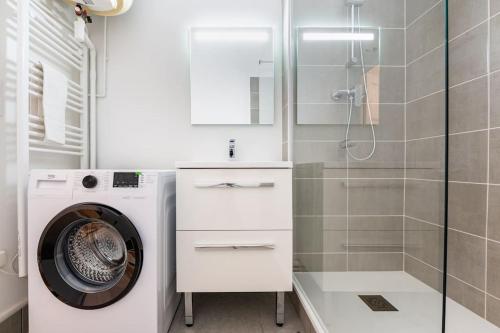 La salle de bains est pourvue d'un lave-linge et d'une douche. dans l'établissement Proche hyper-centre, wifi fibre, lave-linge, à Grenoble
