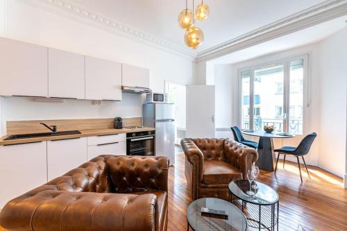 un salon avec un canapé en cuir et une table dans l'établissement Proche hyper-centre, wifi fibre, lave-linge, à Grenoble