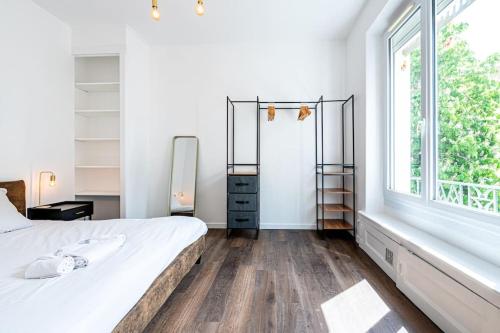 une chambre avec un lit et une grande fenêtre dans l'établissement Proche hyper-centre, wifi fibre, lave-linge, à Grenoble