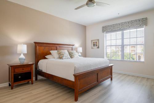 una camera con letto e finestra di Vista Cay Poolside Diamond Near Parks & Walk to OCCC a Orlando