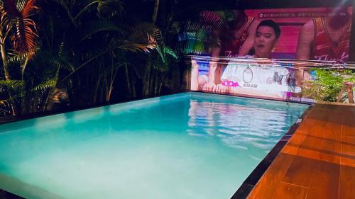 Ban Wat Pho Thong的住宿－曼谷廊曼机场设计师泳池别墅有按摩浴缸 Thai Cool Private pool villa Don Mueang，相簿中的一張相片