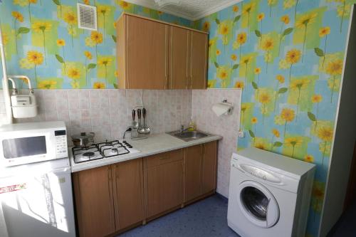 une cuisine avec un lave-linge et un lave-linge dans l'établissement Катюша, à Petropavlovsk-Kamtchatski