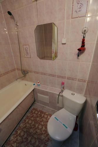 Катюша في بتروبافلوفسك: حمام مع مرحاض وحوض استحمام