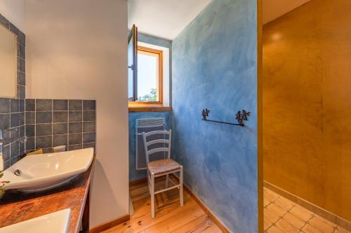 La salle de bains est pourvue d'un lavabo, d'une douche et d'un tabouret. dans l'établissement Situé en plein coeur de la campagne, à Fougerolles