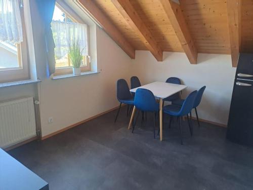 ein Esszimmer mit einem Tisch und Stühlen in einem Zimmer in der Unterkunft Theox No 12 I 5 Personen I Bibliothek I Badwanne in Heppenheim an der Bergstrasse