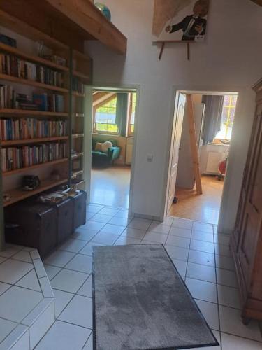 ein Wohnzimmer mit einem Zimmer mit Bücherregalen in der Unterkunft Theox No 12 I 5 Personen I Bibliothek I Badwanne in Heppenheim an der Bergstrasse