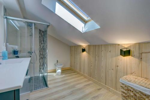 une salle de bain avec un lavabo, une douche et des toilettes dans l'établissement Les Prodains Appartement 4 à 6 personnes à 100m de l'office de tourisme, à Morzine