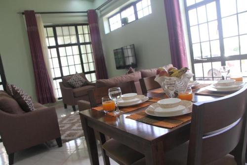 Een restaurant of ander eetgelegenheid bij Kijivu suites3 Mateves 2-1 Bedroom Apartment