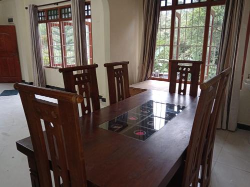 comedor con mesa de madera y sillas en Tea Leaf Guest House Castlereagh, en Hatton