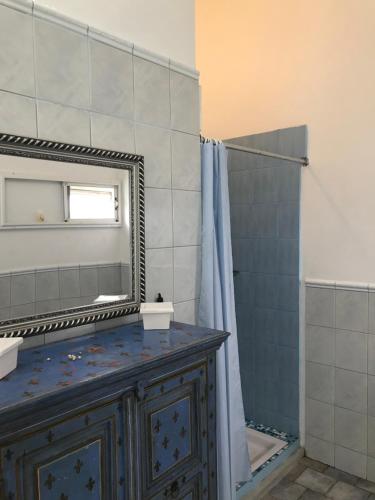 Bouchon的住宿－La Caz，一间带水槽、镜子和淋浴的浴室