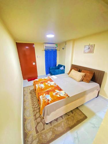 - une chambre avec un grand lit dans l'établissement King bed-Studio Room Near "al bateen" Abudhabi, à Abu Dhabi