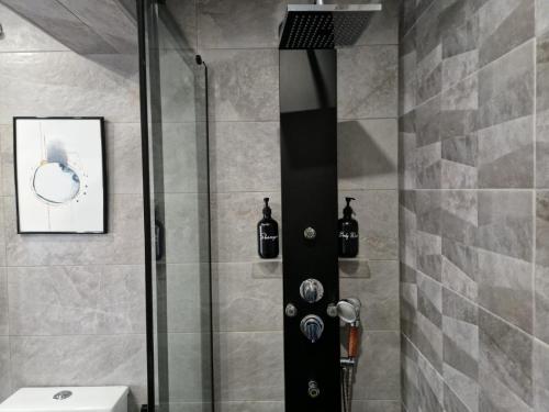 eine Dusche mit Glastür im Bad in der Unterkunft My home in Gijón Apartamento - VUT4494AS in Gijón